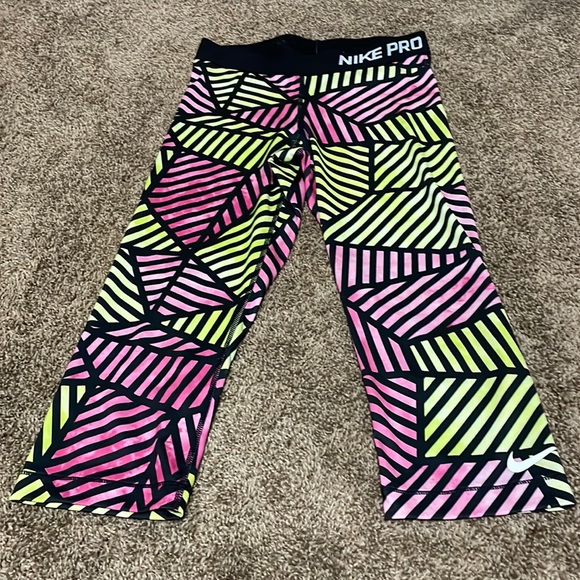 Nike Pants - Womens Nike dri-fit capris